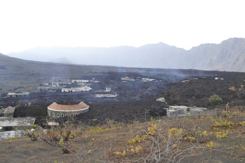 Lava del volcán Fogo se traga un pueblo completo en Cabo Verde, África (Fotos)