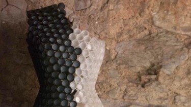 De basura a vestidos, la alquimia del plástico