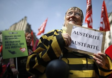 Miles de personas marchan en París y Roma contra medidas de austeridad