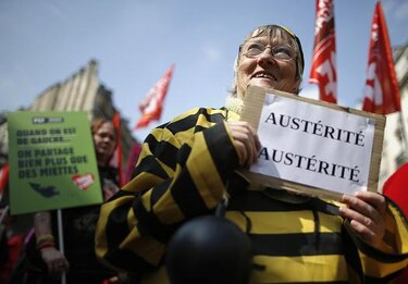 Miles de personas marchan en París y Roma contra medidas de austeridad