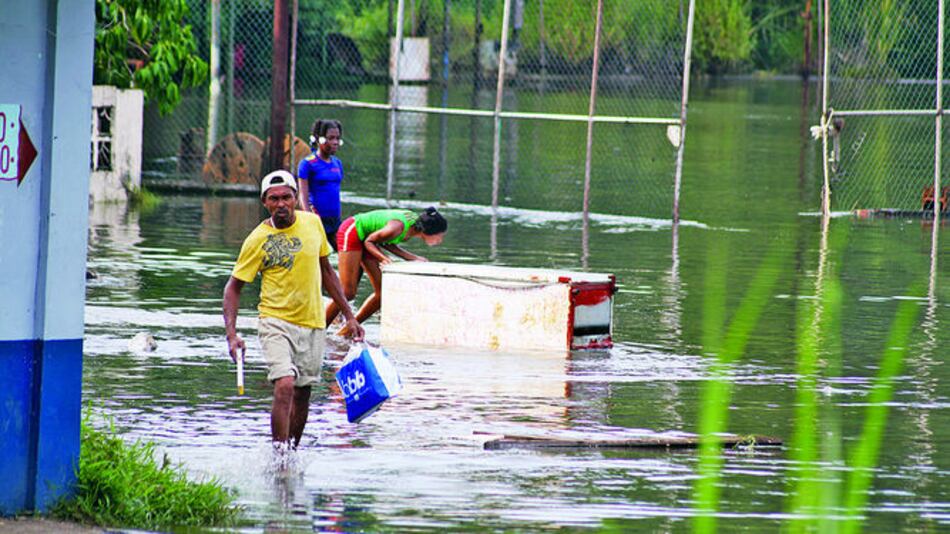 Altos oleajes invaden costa pacífica en Coclé y Panamá