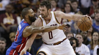 Irving, LeBron y Love le dan primer triunfo a Cavaliers en 'playoff'