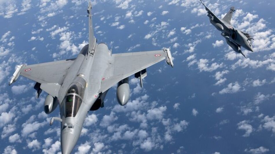 Francia bombardea masivamente posiciones del Estado Islámico en Siria