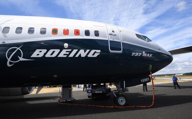 Estados Unidos ordena inmovilizar temporalmente algunos Boeing 737 Max tras incidente con un avión