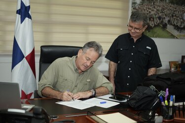Ministro Navarro adjudica contrato para mantenimiento a flota de vehículos por $599 mil