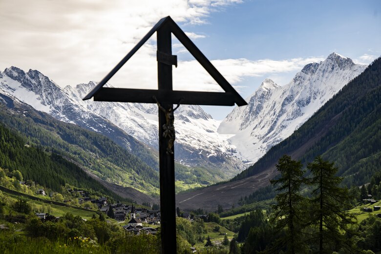 Sigue la alarma tras el colapso de un glaciar alpino, ahora por peligro de inundaciones