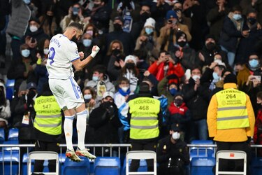 Real Madrid golea 4-1 al Valencia con dobletes de Benzema y Vinicius