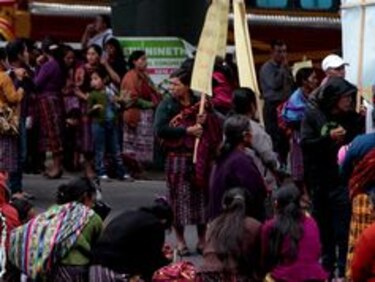 Guatemaltecos bloquean rutas a la capital