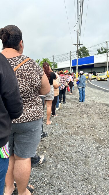 Agroferias del IMA: la fiebre del arroz barato, una fila y muchas historias bajo el sol y la lluvia