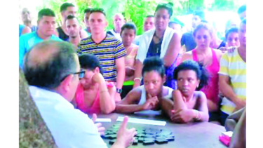 Cubanos, a merced del Gobierno