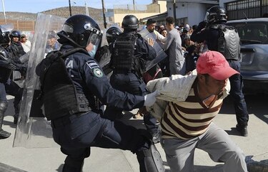 Migrantes intentan cruzar la frontera de Estados Unidos por la fuerza