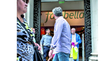 Bajan títulos a minoristas Falabella y Cencosud
