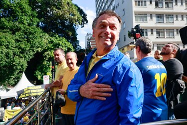 Jair Bolsonaro ‘continúa estable y sin hipo’ tras una noche de crisis