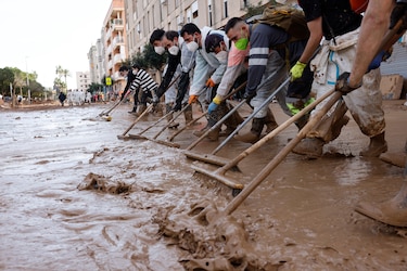 Las labores de búsqueda y limpieza en Valencia se refuerzan con miles de voluntarios el fin de semana