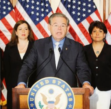 Senador de Estados Unidos Robert Menéndez critica la invitacióna Cuba