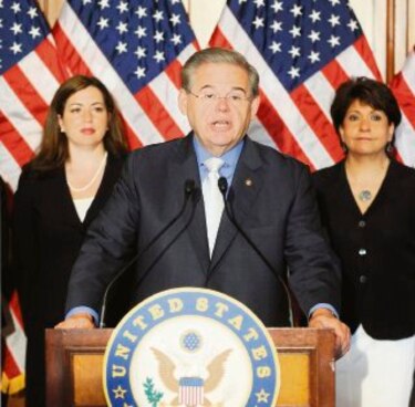 Senador de Estados Unidos Robert Menéndez critica la invitacióna Cuba