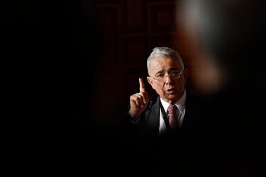 El expresidente colombiano Álvaro Uribe es condenado a 12 años de prisión domiciliaria