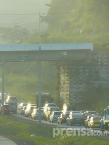 Camión averiado afecta tráfico en vía del puente Centenario