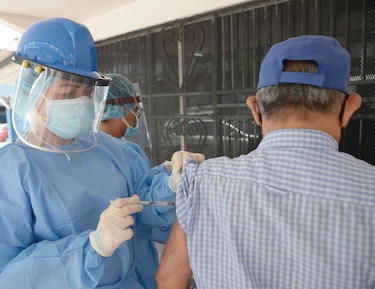 La pandemia se ensaña con mayores de 60 años; jóvenes: ‘motor’ del virus