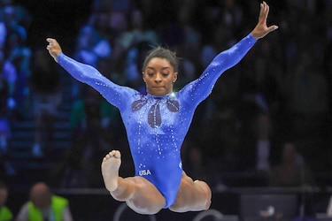 Biles alcanza las 23 medallas de oro en los mundiales tras imponerse en las finales de barra y suelo