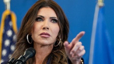 Quién es Kristi Noem, la mujer que lidera la ofensiva migratoria de Trump al frente del Departamento de Seguridad Nacional de EU