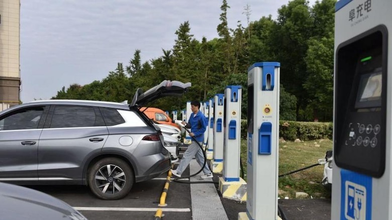 “Manejo un auto eléctrico porque soy pobre”: cómo China logró masificar la compra de estos vehículos entre sus ciudadanos