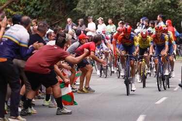 Jonas Vingegaard da un golpe de autoridad en Valdezcaray y Traeen mantiene la roja