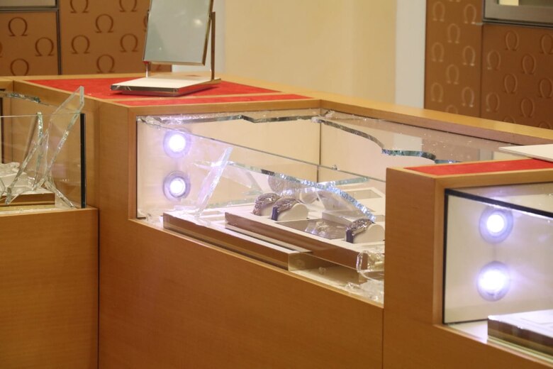 Joyería en Multiplaza, otra víctima de robo, ladrones se llevaron relojes