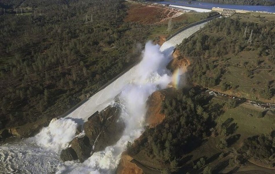 California ordena desalojar a miles por daños en la presa Oroville