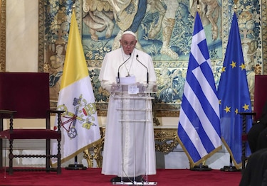 El papa denuncia en Atenas una Europa ‘desgarrada por los egoísmos nacionalistas’