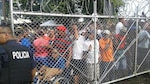Empujones y quejas en el primer día de las ferias navideñas del IMA