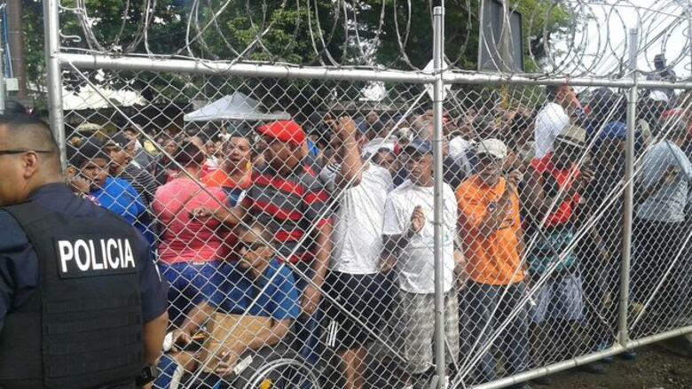 Empujones y quejas en el primer día de las ferias navideñas del IMA