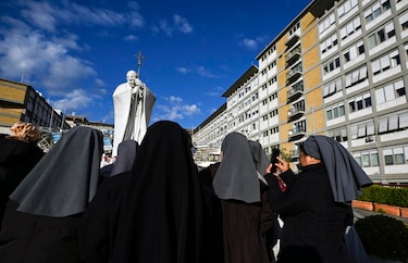 El papa Francisco sigue el tratamiento para la neumonía bilateral y permanece estable