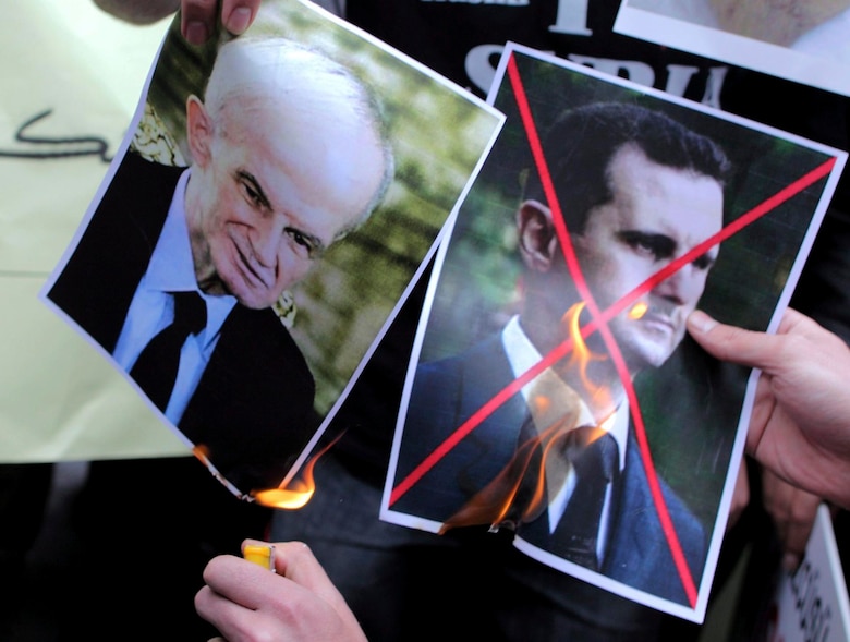 Miles de personas celebran la caída del Gobierno de Al Asad en diferentes puntos de Siria