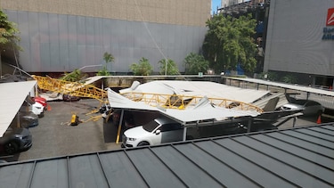 Bomberos: parte de una grúa cae sobre los estacionamientos próximos a un centro comercial en Calle 50