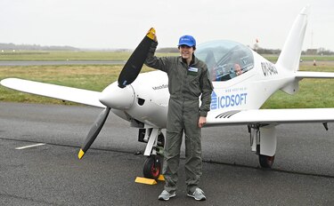 Piloto de ultraligero de 16 años quiere batir récord de vuelta al mundo en solitario