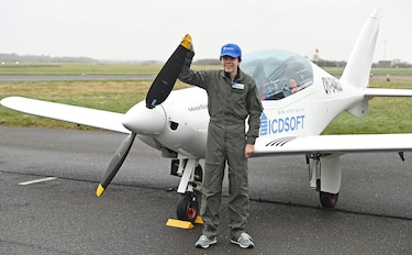 Piloto de ultraligero de 16 años quiere batir récord de vuelta al mundo en solitario