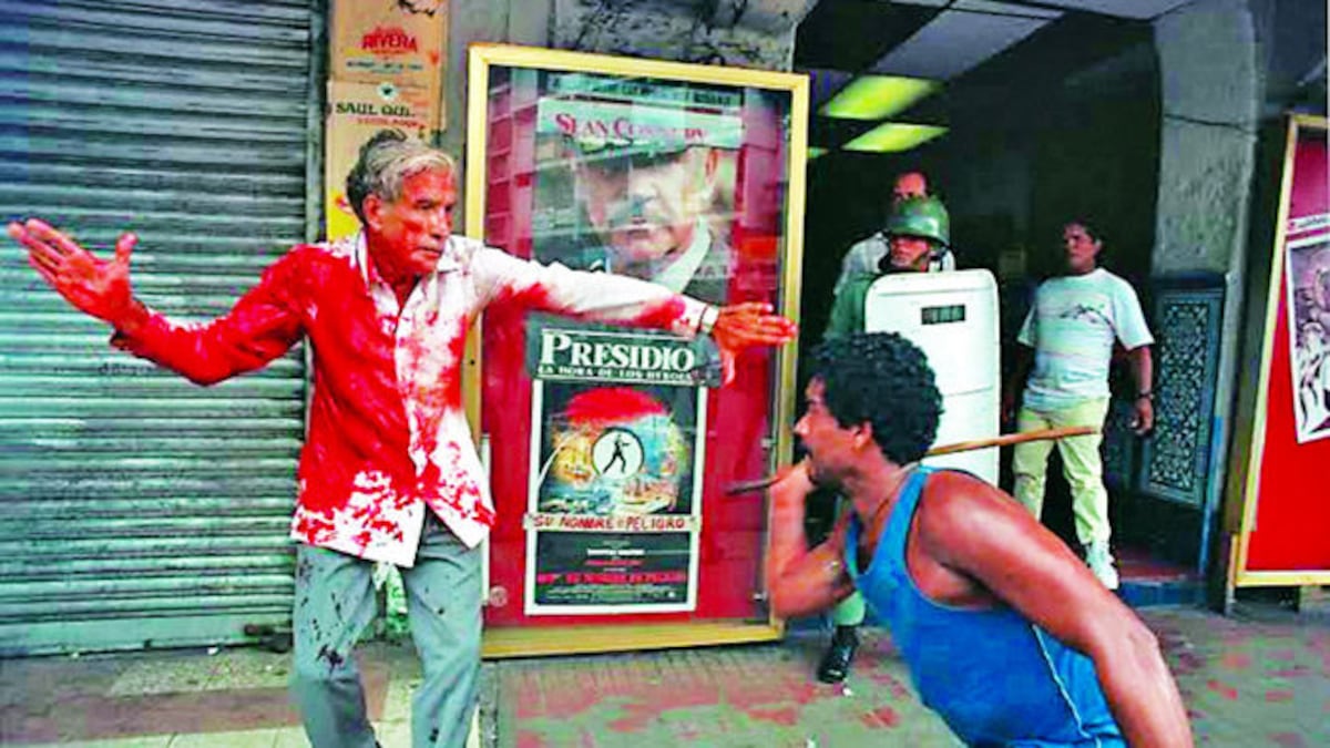 El momento político de Panamá en 1989 quedó plasmado en esta imagen. Cortesía Ron Haviv