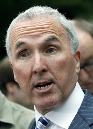 Frank McCourt acuerda con las Grandes Ligas vender los Dodgers
