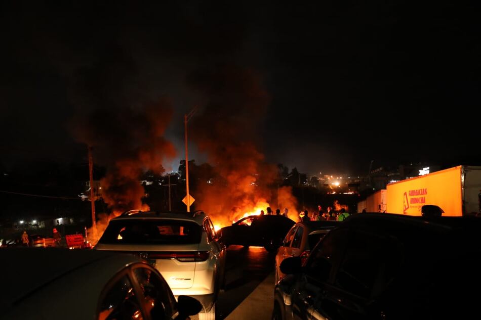 Cierres de vías se extienden hasta altas horas de la noche del martes
