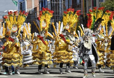 Bolivianos retoman fiestas folclóricas tras más de un año