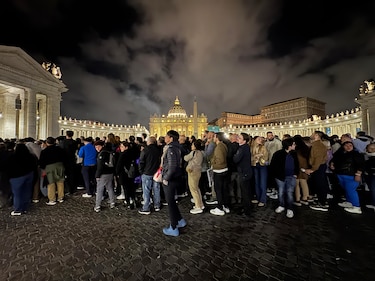 Multitudinario tributo de medianoche al papa Francisco