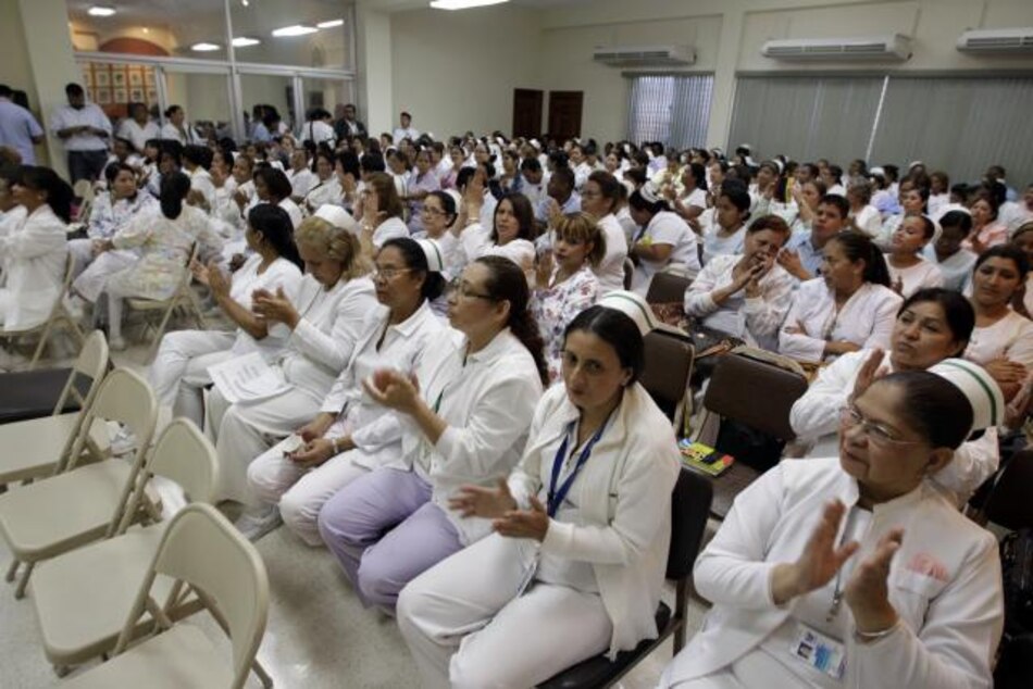 Díaz advierte que se aplicarán descuentos a enfermeras en paro