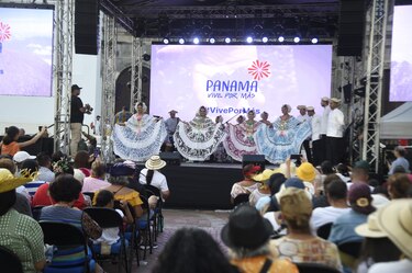 Diablicos, congos y polleras se toman el Casco Antiguo en el domingo de Carnaval