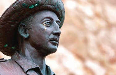 Cayó Franco; última estatua es demolida