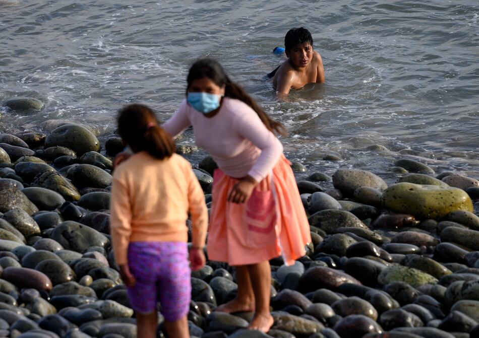 Perú deja sin playas a los bañistas los viernes y fines de semana