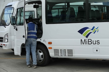 MiBus lanza plan piloto con 17 buses medianos para rutas de baja demanda