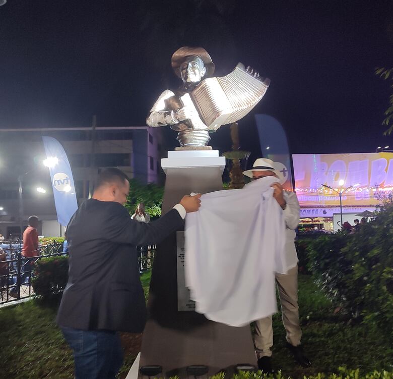 Emotiva develación del busto de Ceferino Nieto en Chitré