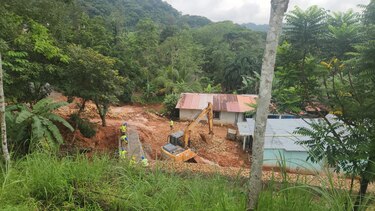 Larga caminata para tomar el autobús, tras el cierre de la vía Transístmica en el Guarumal