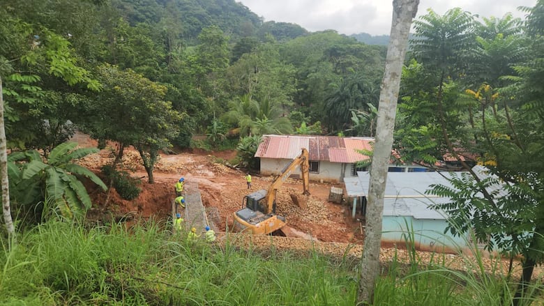 Larga caminata para tomar el autobús, tras el cierre de la vía Transístmica en el Guarumal
